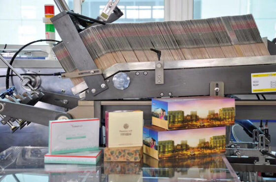 Volledige automatische V vouwen Gezichtspapieren zakdoekje kartonnerende machine met grote prijs voor Kubusvakje gezichtsweefsel het Verpakken